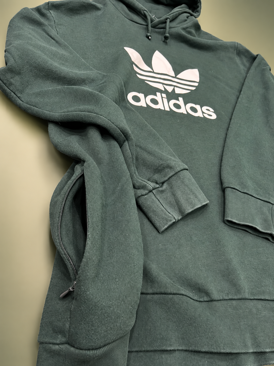 Felpa adidas con cappuccio in tonalità verde scuro, tg L