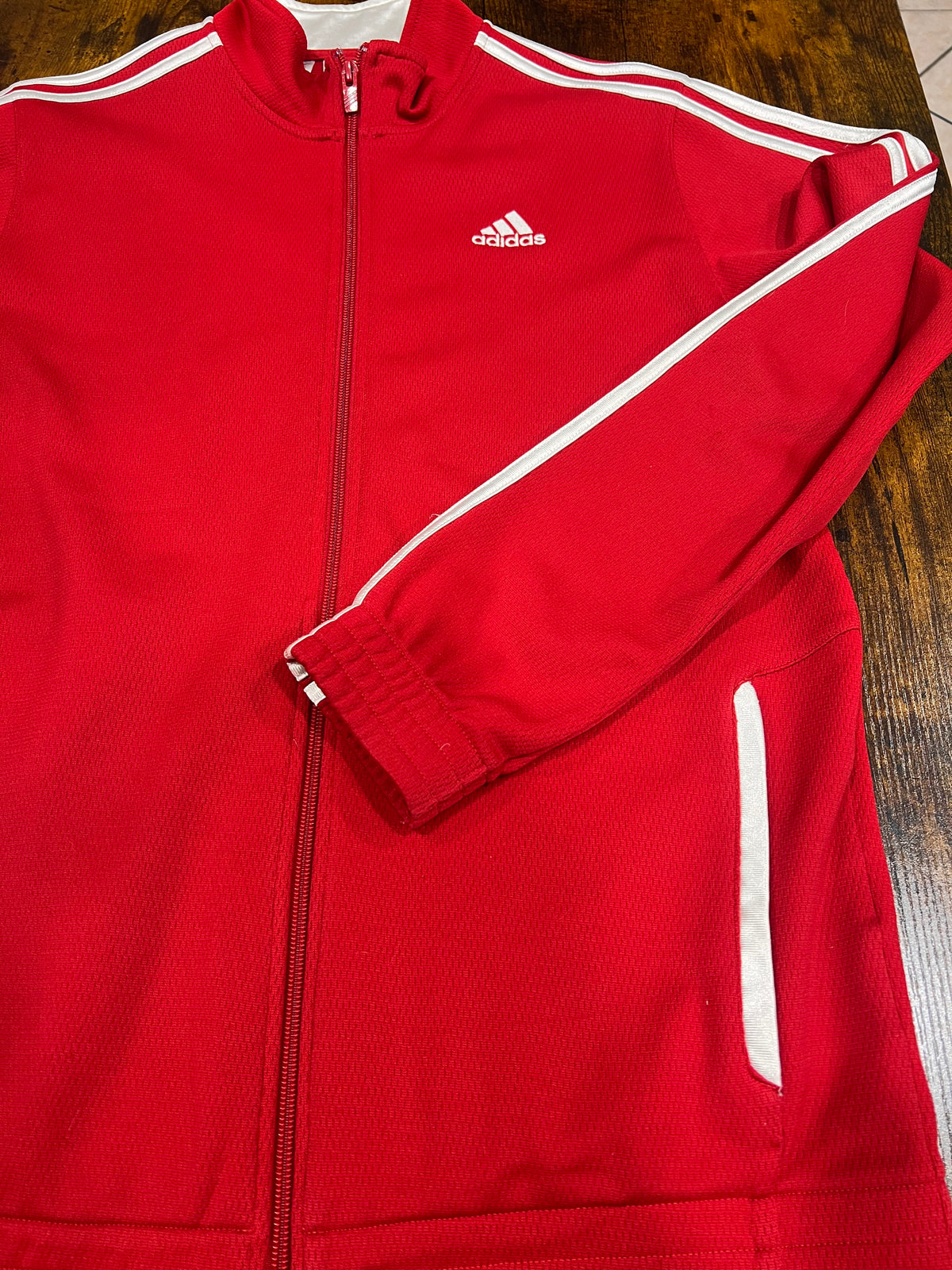 Giacca sportiva adidas rossa  iconica tre strisce bianche lungo spalle e maniche e dal logo sul petto. 16anni (veste tg S)