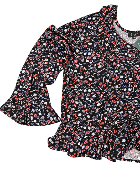 Blusa dal fondo nero caratterizzata da una ricca fantasia floreale e paisley nei toni del rosa, rosso, bianco e azzurro tg XL